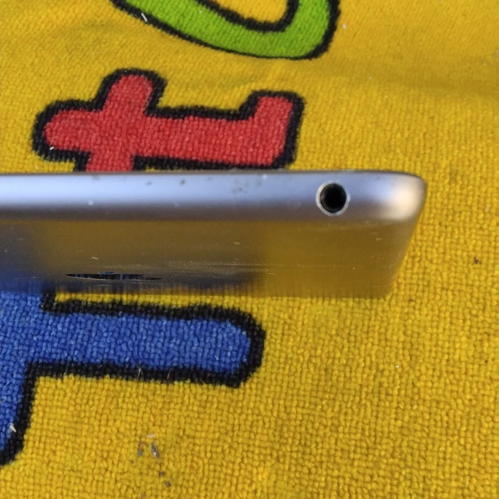 8th generation 2020 a2270 apple ipad broken screen..